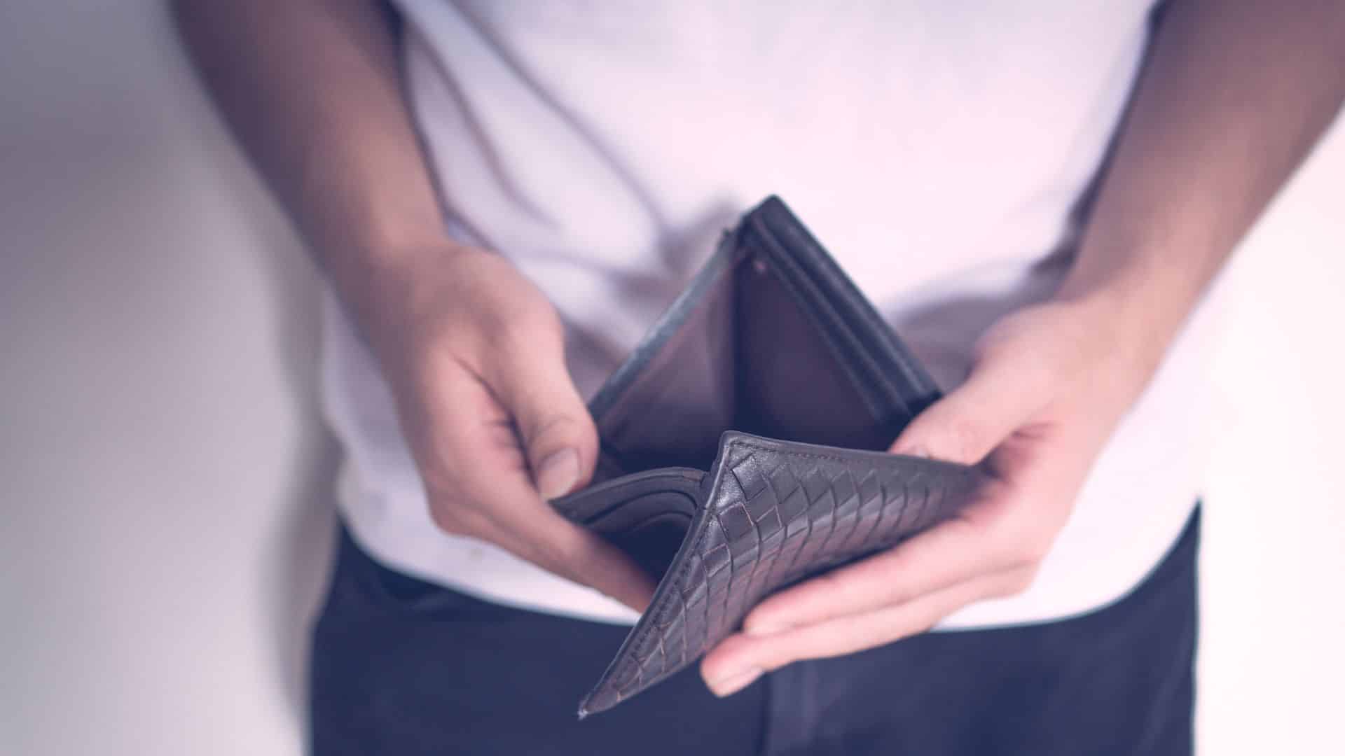 10 Money Habits That Keep You Poor (Even With A Reasonable Income)